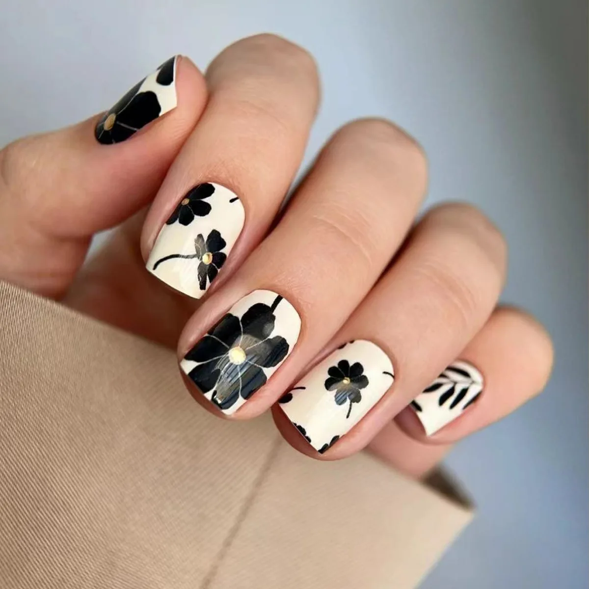 24pcs/set short square fake nails for women girls faux ongles fashion glitter geometric flowers design press on false nail kit Short Square Glam Nails – 24pcs/set short square fake nails for women girls faux ongles fashion glitter geometric flowers design press on false nail kit
