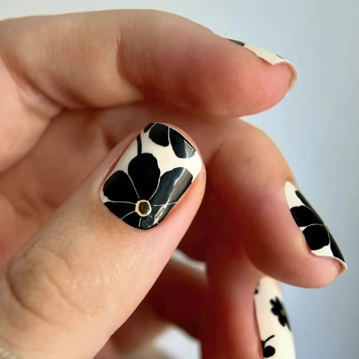 24pcs/set short square fake nails for women girls faux ongles fashion glitter geometric flowers design press on false nail kit Short Square Glam Nails – 24pcs/set short square fake nails for women girls faux ongles fashion glitter geometric flowers design press on false nail kit