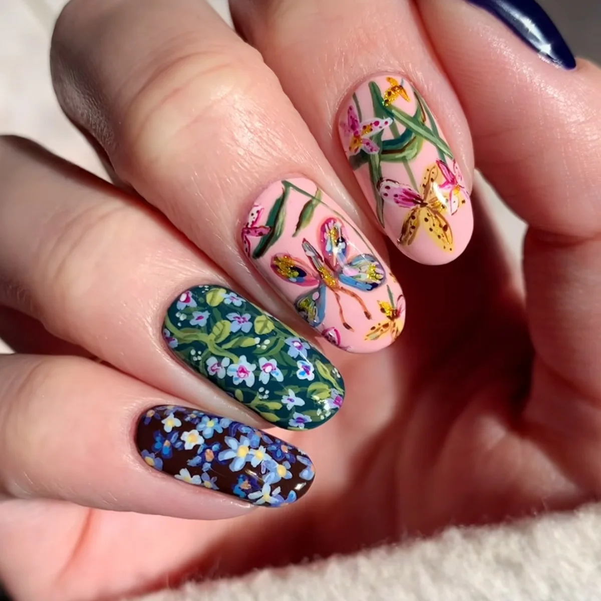 24pcs Glossy Almond False Nails Dark Green Forest Mushroom Pattern Press On Nails Gold Sequins French Style Wearable Fake Nail Dark Green Almond Press On Nails - 24pcs Glossy Almond False Nails Dark Green Forest Mushroom Pattern Press On Nails Gold Sequins French Style Wearable Fake Nail